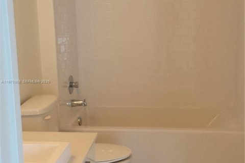 Condo in Miami, Florida, 1 bedroom  № 2032360 - photo 5