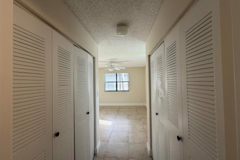 Condo in Hollywood, Florida, 2 bedrooms  № 2381651 - photo 22