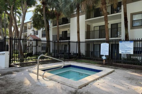 Condo in Hollywood, Florida, 2 bedrooms  № 2381651 - photo 24