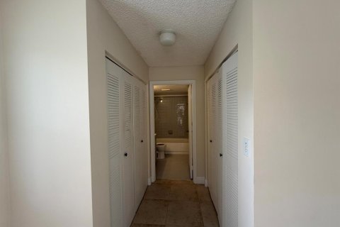 Condo in Hollywood, Florida, 2 bedrooms  № 2381651 - photo 19
