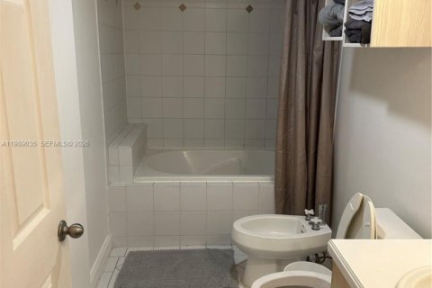 Condominio en alquiler en Miami, Florida, 1 dormitorio, 60.39 m2 № 2057733 - foto 11