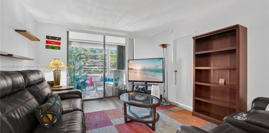 Кондоминиум с 2 спальнями в Лодердейл-Лейкс, Флорида № 1974440