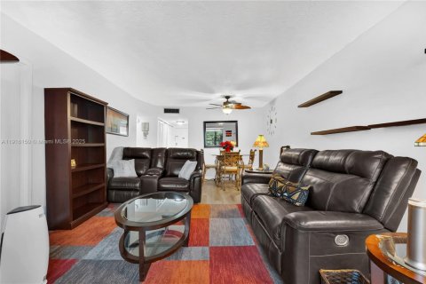 Купить кондоминиум в Лодердейл-Лейкс, Флорида 2 спальни, 80.36м2, № 1974440 - фото 2