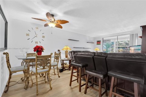 Купить кондоминиум в Лодердейл-Лейкс, Флорида 2 спальни, 80.36м2, № 1974440 - фото 3