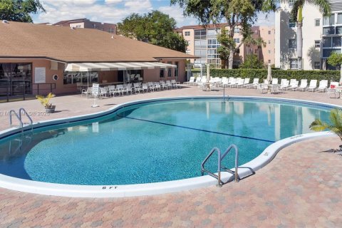 Купить кондоминиум в Лодердейл-Лейкс, Флорида 2 спальни, 80.36м2, № 1974440 - фото 12