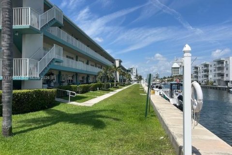 Copropriété à louer à North Miami Beach, Floride: 1 chambre, 63.55 m2 № 2153327 - photo 3