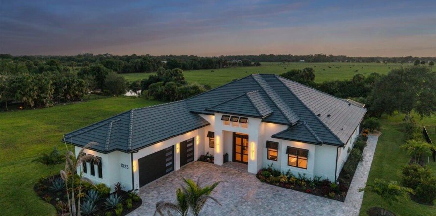 House in Vero Beach, Florida 4 bedrooms, 334.17 sq.m. № 2301412