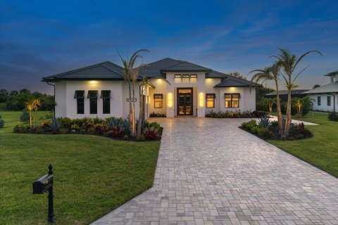 House in Vero Beach, Florida 4 bedrooms, 334.17 sq.m. № 2301412 - photo 2