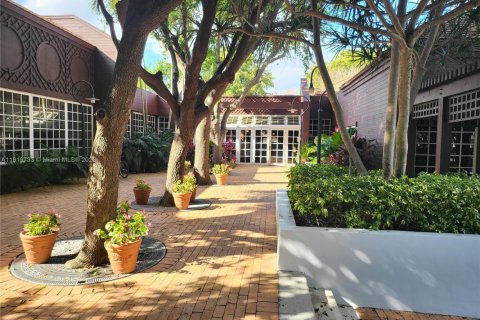 Condo in Miami, Florida, 2 bedrooms  № 1974926 - photo 24