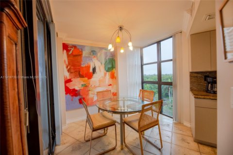 Condo in Miami, Florida, 2 bedrooms  № 1974926 - photo 10