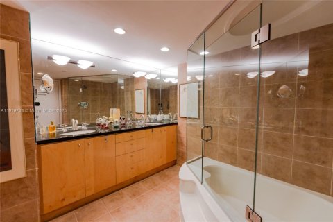 Condo in Miami, Florida, 2 bedrooms  № 1974926 - photo 15