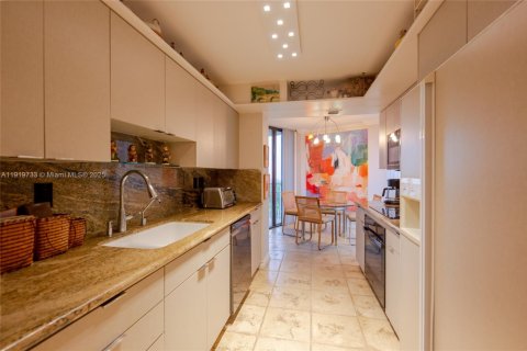 Condo in Miami, Florida, 2 bedrooms  № 1974926 - photo 9