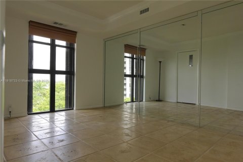 Condo in Miami, Florida, 2 bedrooms  № 1974926 - photo 11