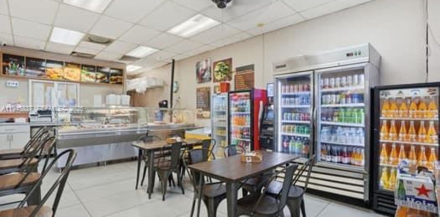 Commercial property in Hialeah, Florida № 2003139