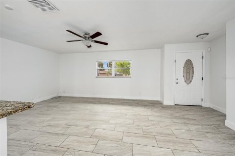 House in Merrit Island, Florida 3 bedrooms, 170.29 sq.m. № 2266351 - photo 2