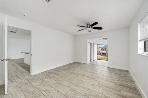 House in Merrit Island, Florida 3 bedrooms, 170.29 sq.m. № 2266351 - photo 9