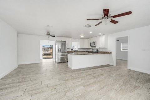 House in Merrit Island, Florida 3 bedrooms, 170.29 sq.m. № 2266351 - photo 4