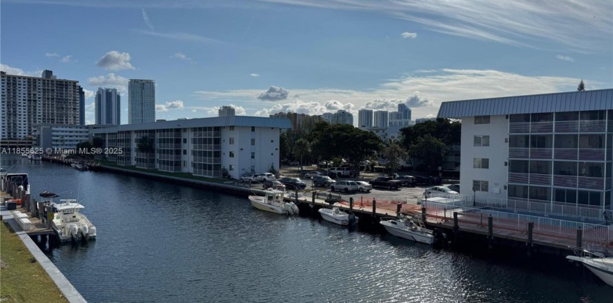 Condominio en North Miami Beach, Florida, 1 dormitorio № 1877932