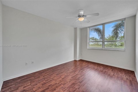 Condo in Miami, Florida, 2 bedrooms № 1994013 - photo 30