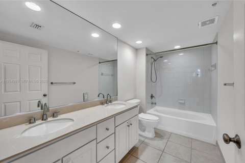 Condo in Miami, Florida, 2 bedrooms № 1994013 - photo 28
