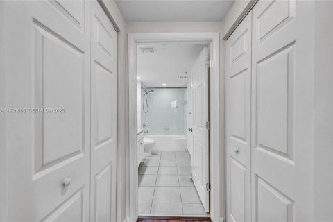 Condo in Miami, Florida, 2 bedrooms № 1994013 - photo 27