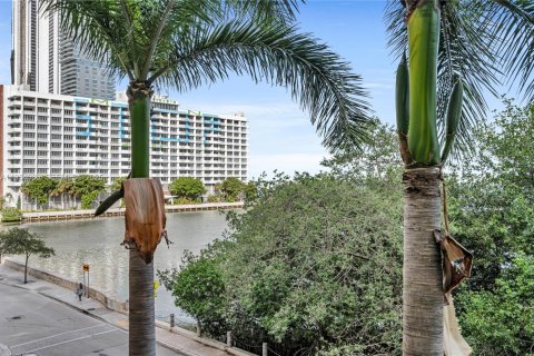 Condo in Miami, Florida, 2 bedrooms № 1994013 - photo 21