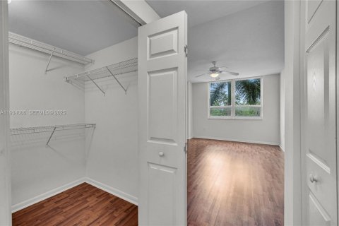 Condo in Miami, Florida, 2 bedrooms № 1994013 - photo 26