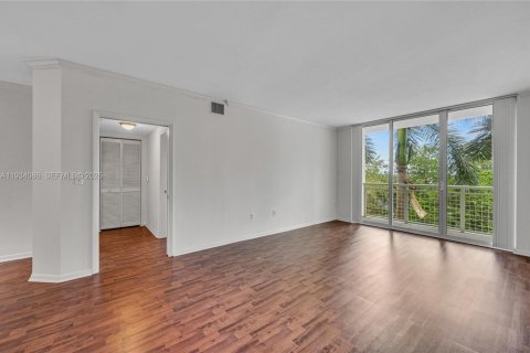 Condo in Miami, Florida, 2 bedrooms № 1994013 - photo 7
