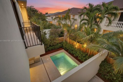Adosado en venta en Miami, Florida, 3 dormitorios, 205.78 m2 № 2000419 - foto 8