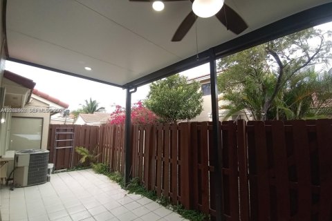 Adosado en venta en Hialeah, Florida, 3 dormitorios, 146.97 m2 № 2243018 - foto 3