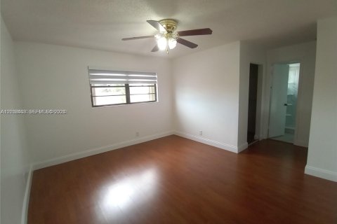 Adosado en venta en Hialeah, Florida, 3 dormitorios, 146.97 m2 № 2243018 - foto 6