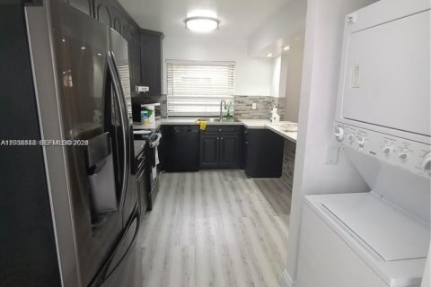Adosado en venta en Hialeah, Florida, 3 dormitorios, 146.97 m2 № 2243018 - foto 11
