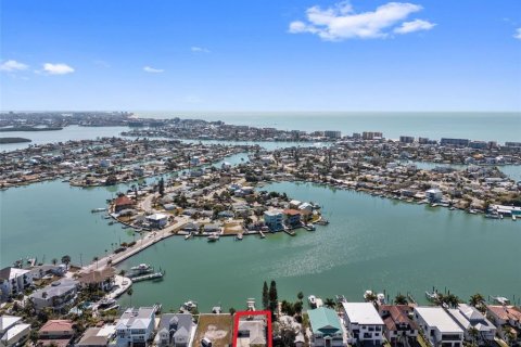 Land in Madeira Beach, Florida № 2108642