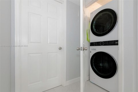 Condo in Hollywood, Florida, 2 bedrooms  № 1766924 - photo 28