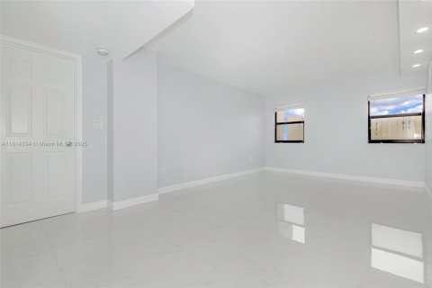 Condo in Hollywood, Florida, 2 bedrooms  № 1766924 - photo 23