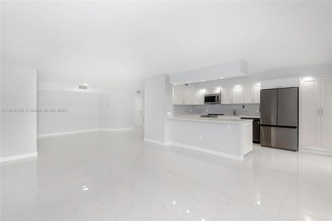 Condo in Hollywood, Florida, 2 bedrooms  № 1766924 - photo 11