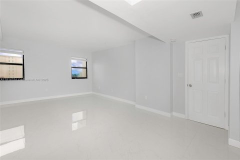 Condo in Hollywood, Florida, 2 bedrooms  № 1766924 - photo 18