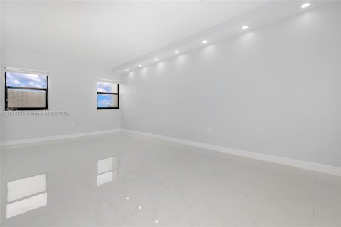 Condo in Hollywood, Florida, 2 bedrooms  № 1766924 - photo 22