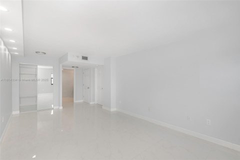 Condo in Hollywood, Florida, 2 bedrooms  № 1766924 - photo 24