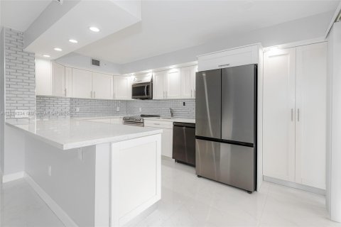 Condo in Hollywood, Florida, 2 bedrooms  № 1766924 - photo 13