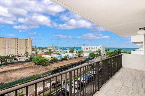 Condo in Hollywood, Florida, 2 bedrooms  № 1766924 - photo 4