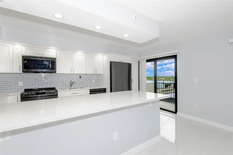Condo in Hollywood, Florida, 2 bedrooms  № 1766924 - photo 9