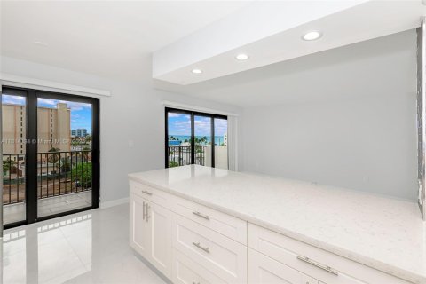 Condo in Hollywood, Florida, 2 bedrooms  № 1766924 - photo 16