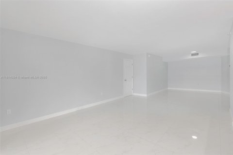 Condo in Hollywood, Florida, 2 bedrooms  № 1766924 - photo 12