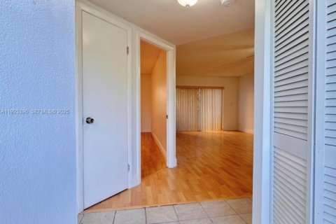 Copropriété à louer à Doral, Floride: 1 chambre, 65.96 m2 № 1977367 - photo 2