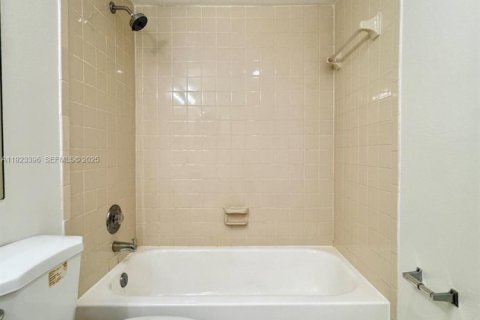 Copropriété à louer à Doral, Floride: 1 chambre, 65.96 m2 № 1977367 - photo 13