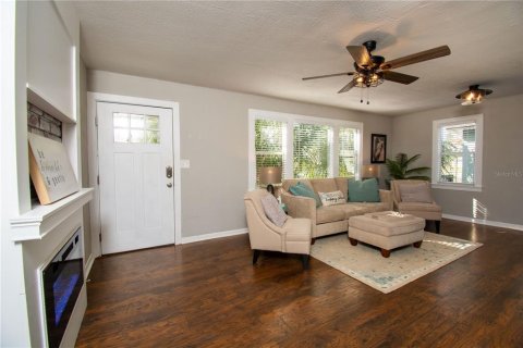 House in Saint Petersburg, Florida 3 bedrooms, 125.33 sq.m. № 1624779 - photo 3