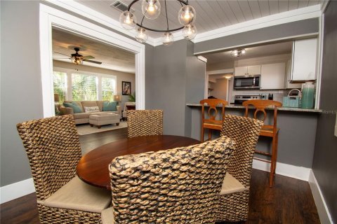 House in Saint Petersburg, Florida 3 bedrooms, 125.33 sq.m. № 1624779 - photo 4