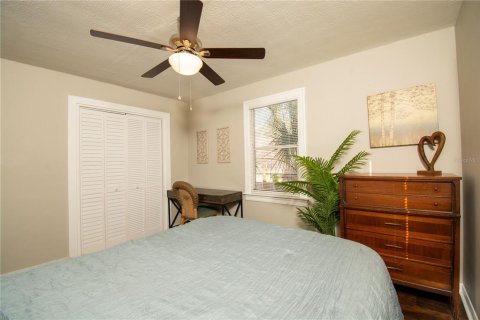 House in Saint Petersburg, Florida 3 bedrooms, 125.33 sq.m. № 1624779 - photo 14