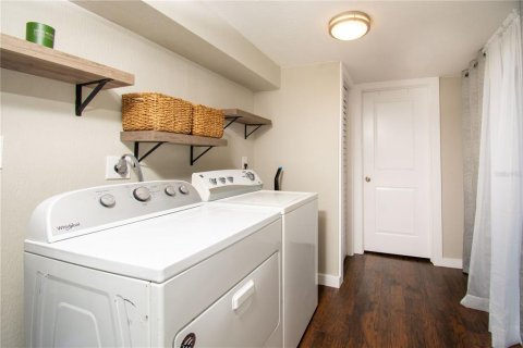 House in Saint Petersburg, Florida 3 bedrooms, 125.33 sq.m. № 1624779 - photo 15